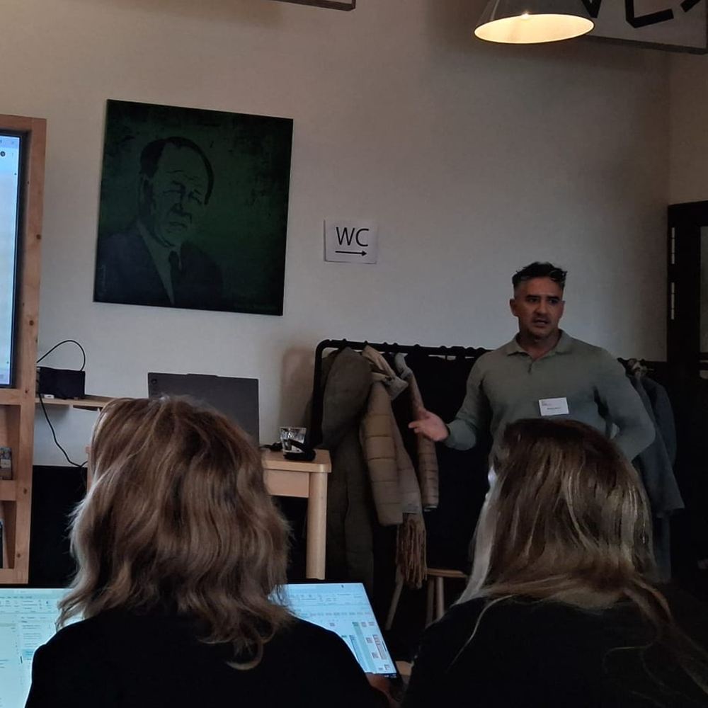 Rowdy Braun geeft een AI-workshop aan een groep deelnemers